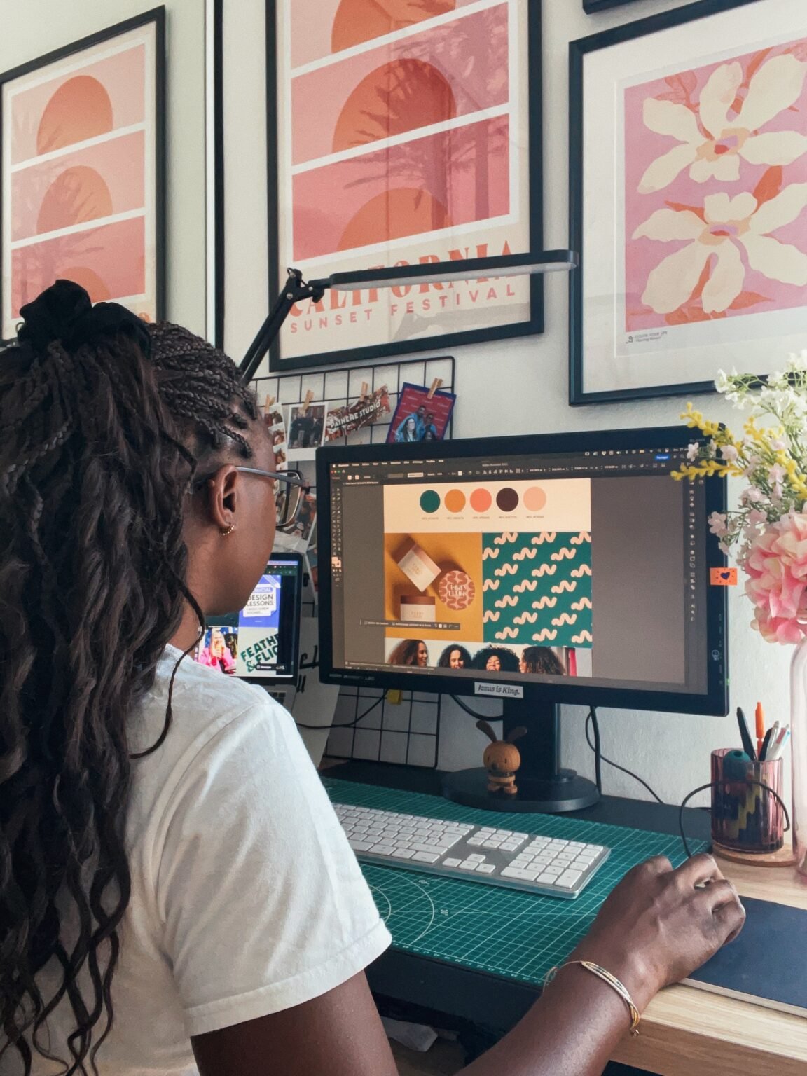 Adeline, graphiste designeuse à Amiens, travaillant sur son ordinateur dans son bureau créatif
