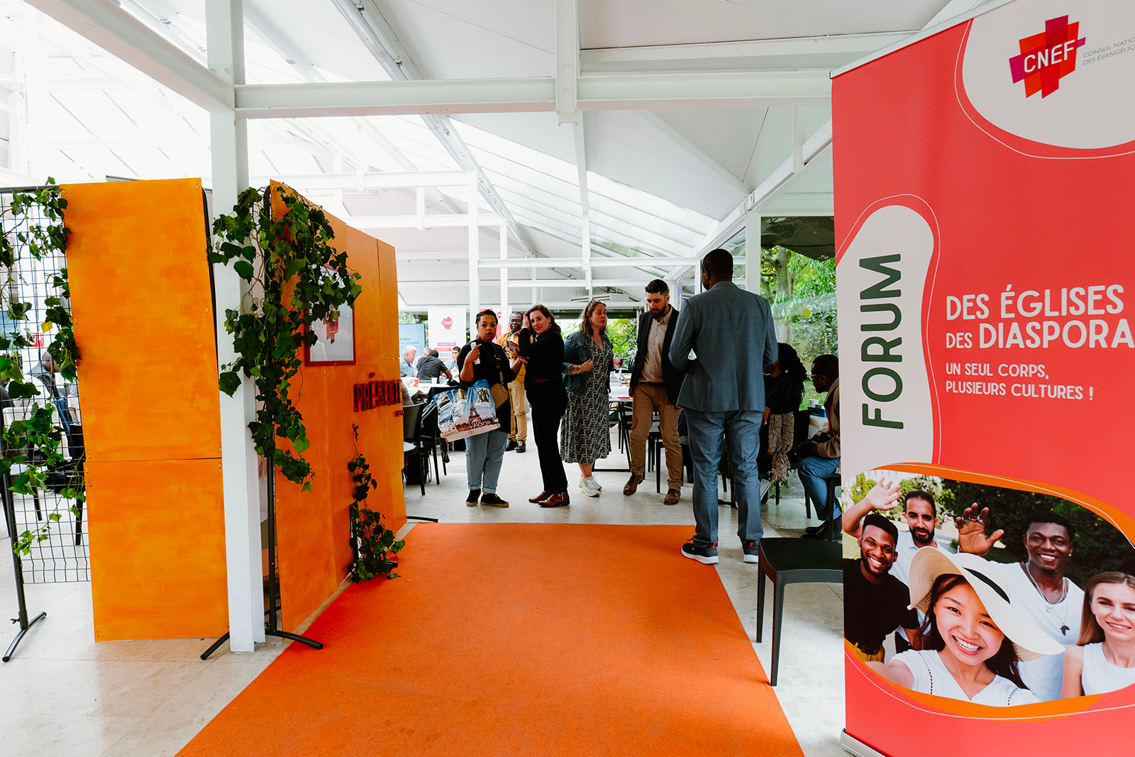 Salon avec roll-up Forum des Églises diasporas, CNEF, design événementiel par Studio créative by Adeline
